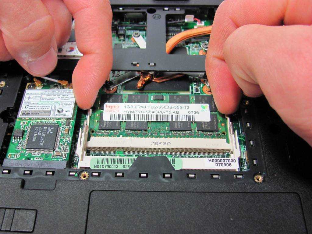 Acer замена памяти. Распаяная Оперативная память на ноутбуке ASUS. Как снять оперативную память с ноутбука ASUS. Оперативная память для ноутбука SSD.