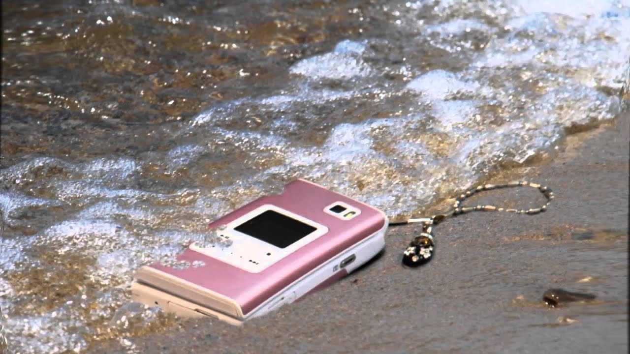 Спасение утопающего: что делать, если смартфон упал в воду?