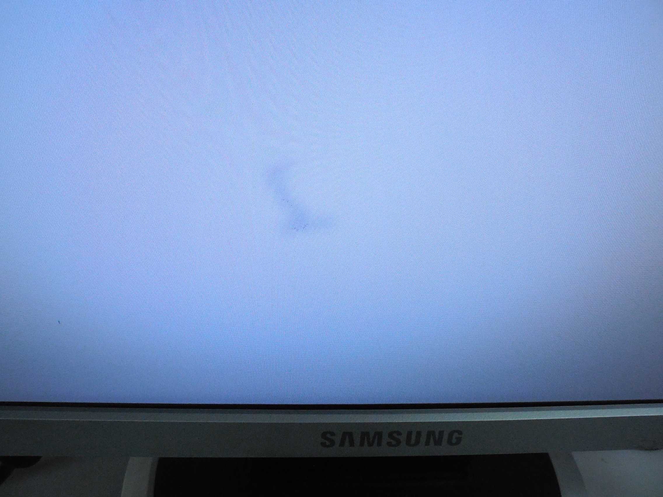 Белые полоски внизу экрана. Пятна самсунг 32 дюйма. Телевизор самсунг ЖК темное пятно ЖК матрица телевизора. Пятна на матрице телевизора Samsung. Темные пятна на телевизоре Samsung.