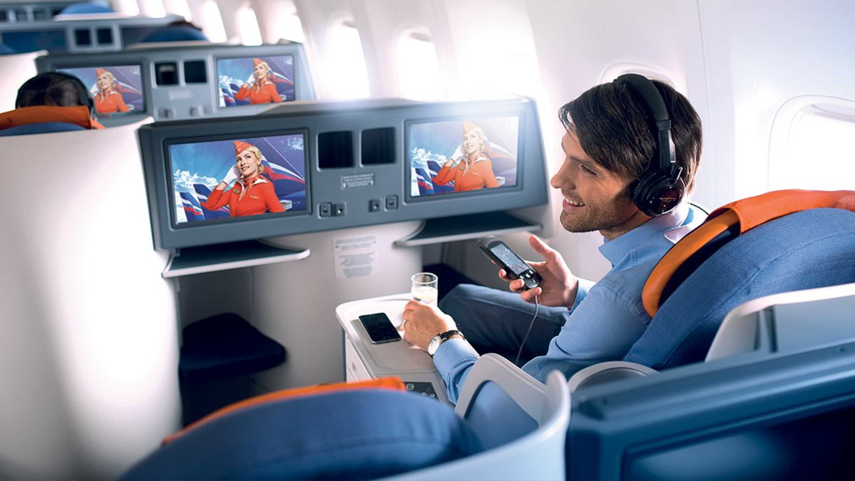 Товары в самолете россия. Мультимедиа в самолете. Развлечения в самолете. Экран в самолете. Аэрофлот пассажир бизнес класса.