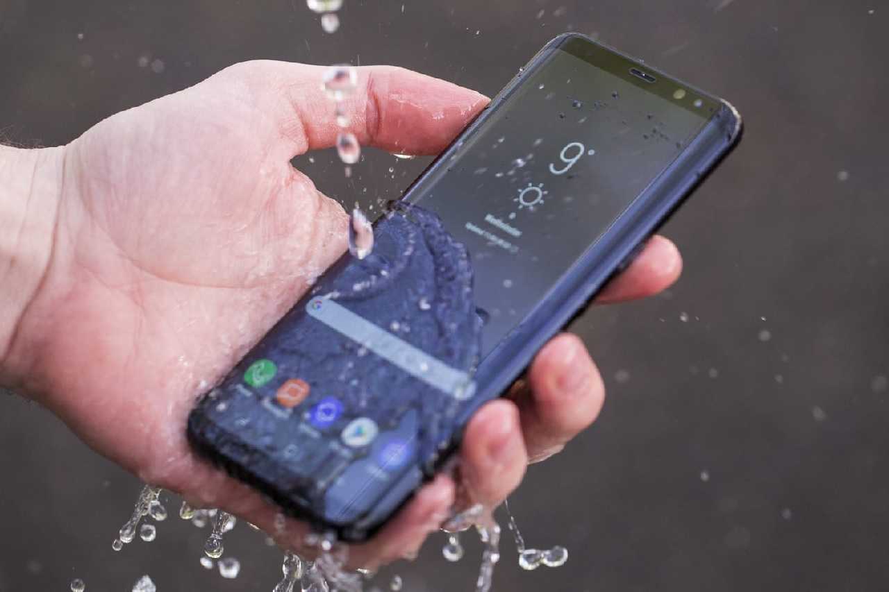 Вода в смартфоне что делать