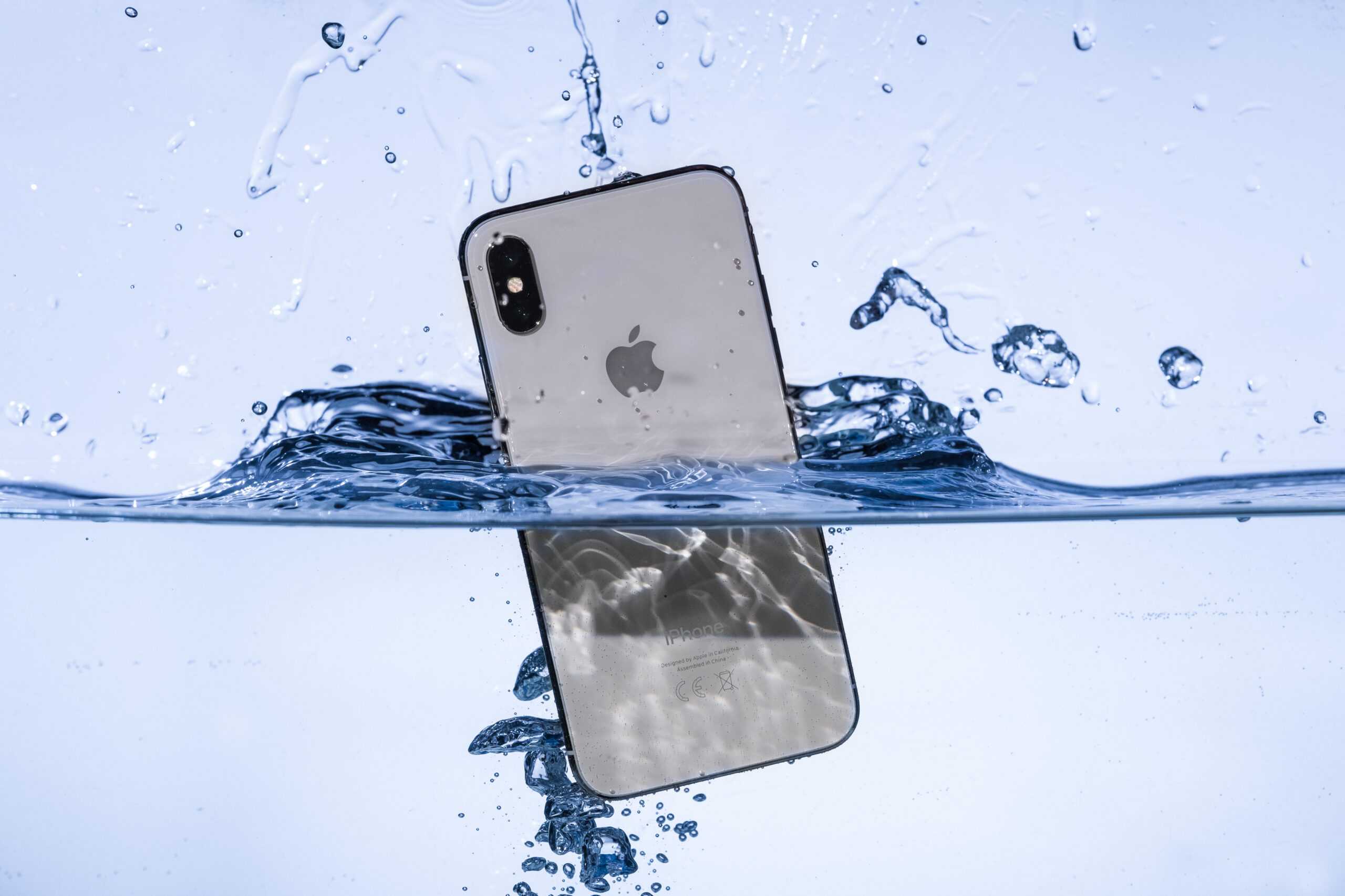 В динамик айфона попала вода что делать. Смартфон падает в воду. Смартфон в воде. Айфон в воде. Утопленный айфон.