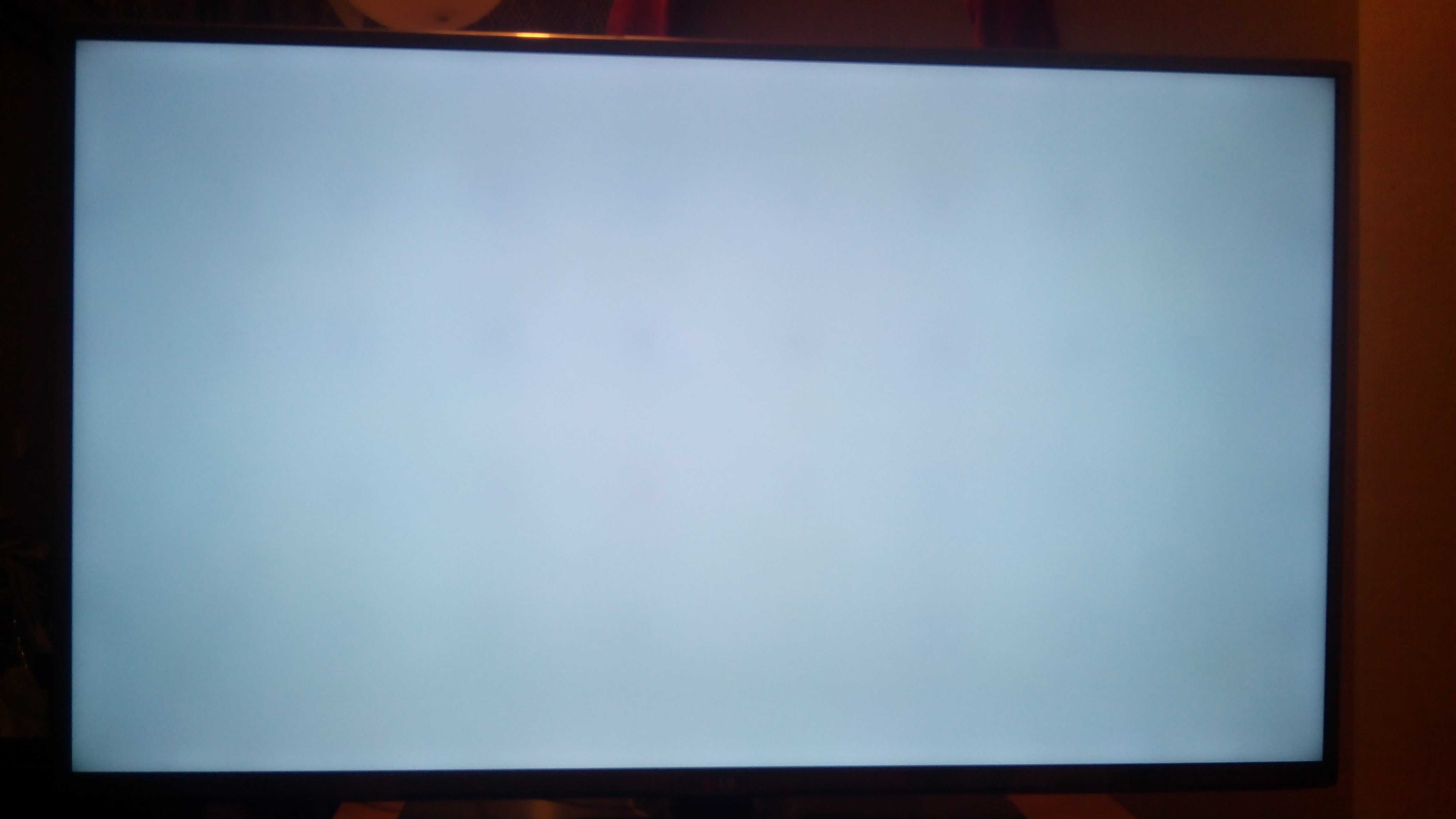 Появились рамки на экране. Темное пятно на матрице телевизора самсунг. Тёмные пятна на экране телевизора Samsung. Белые точки на экране телевизора. Пятна на экране ЖК телевизора.