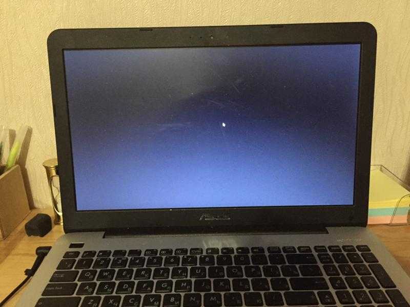 Не горит экран на ноутбуке. Черный экран на ноутбуке. Ноутбук черный. Темный экран на ноутбуке. Ноутбук включается но экран черный.