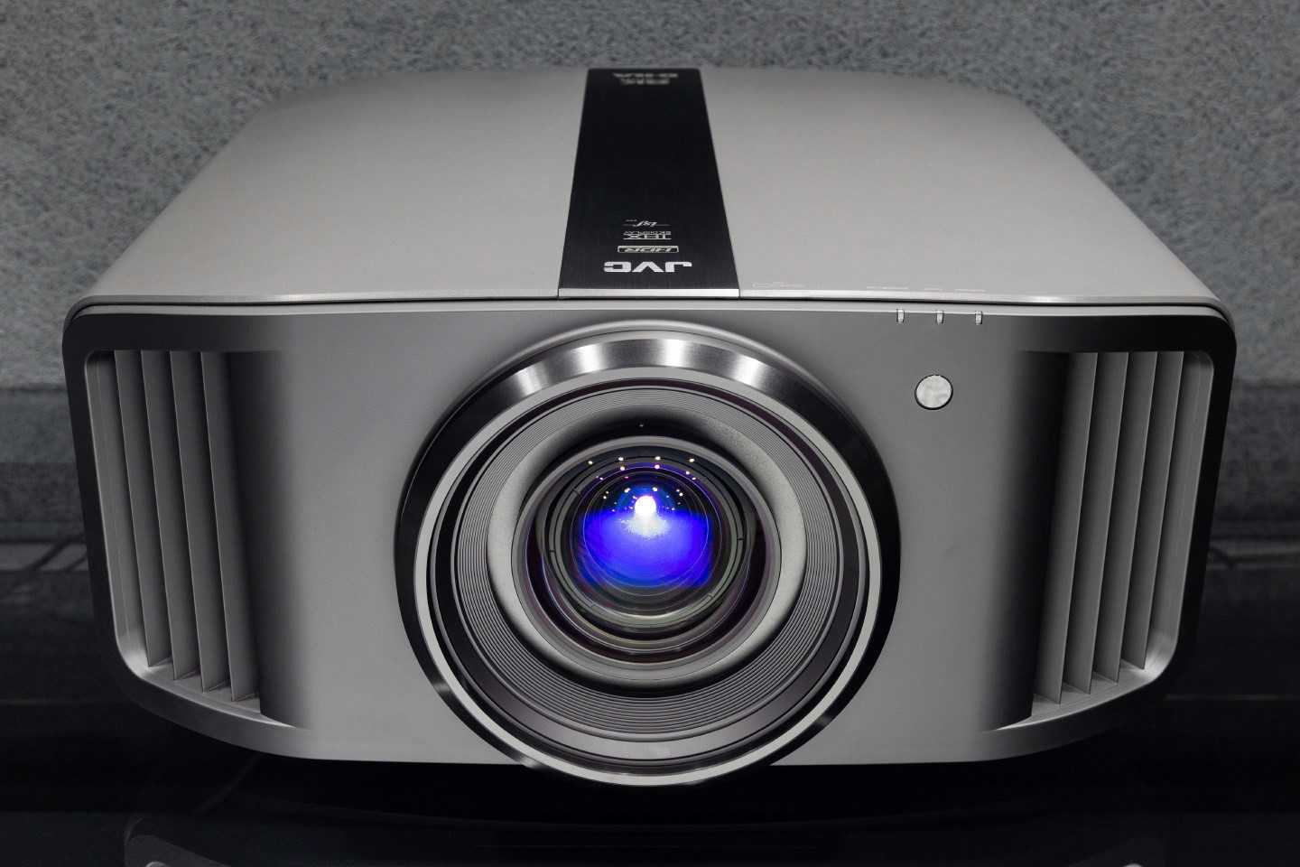 Jvc dla-x500rbe vs jvc dla-x700rbe: в чем разница?