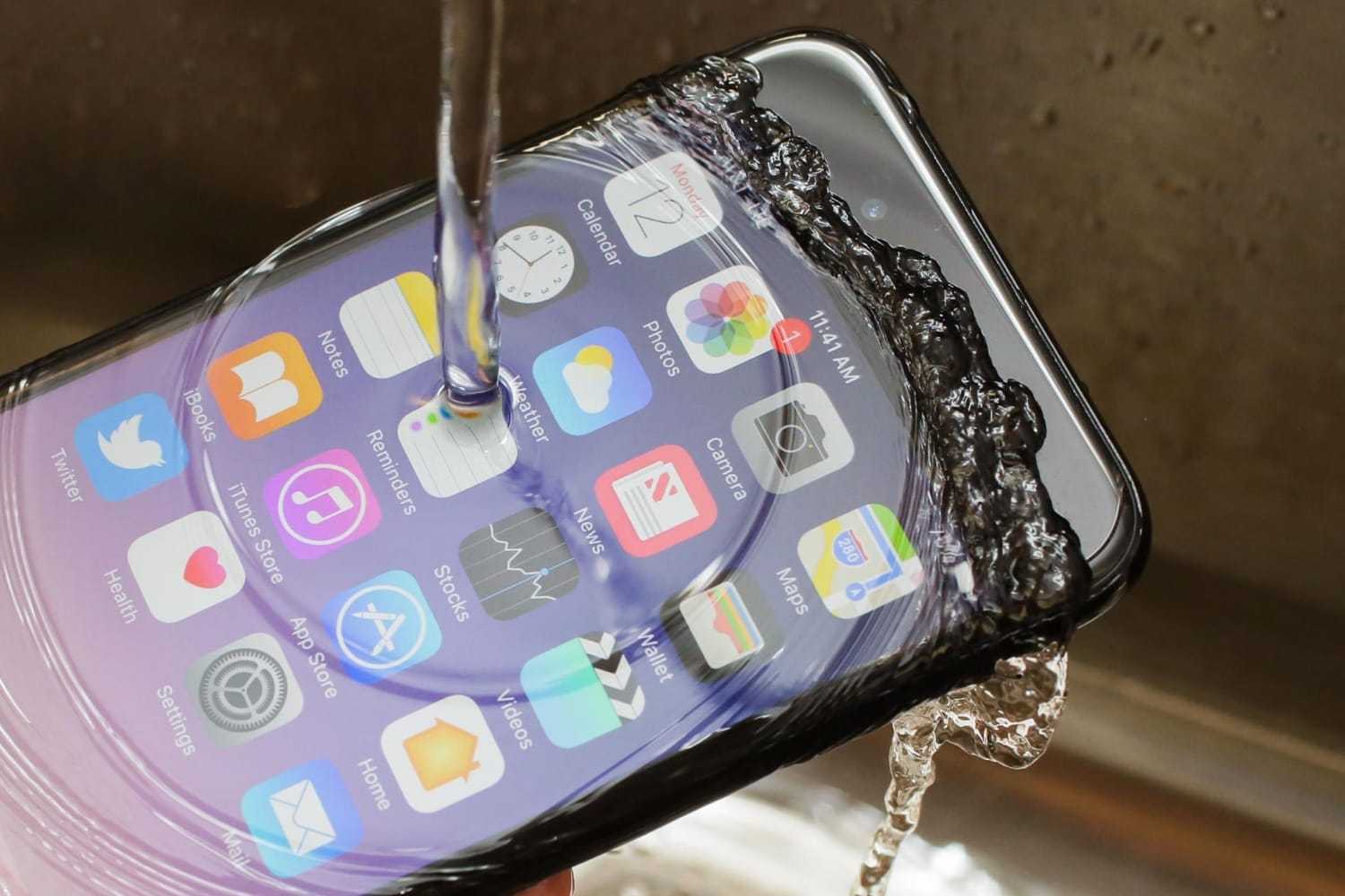 Залил телефон водой. Айфон в воде. Айфон защита от воды. Iphone x в воде. Залитый айфон.